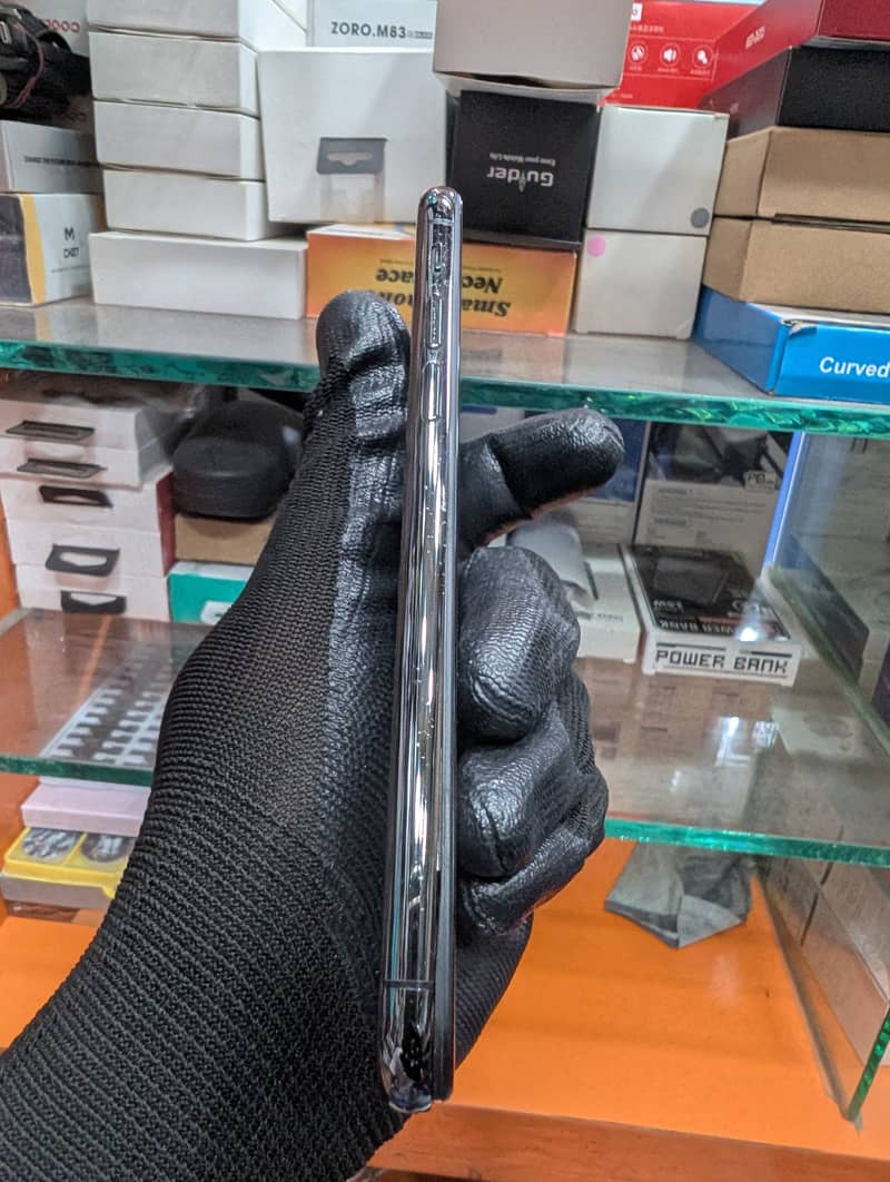 Apple iPhone X 4