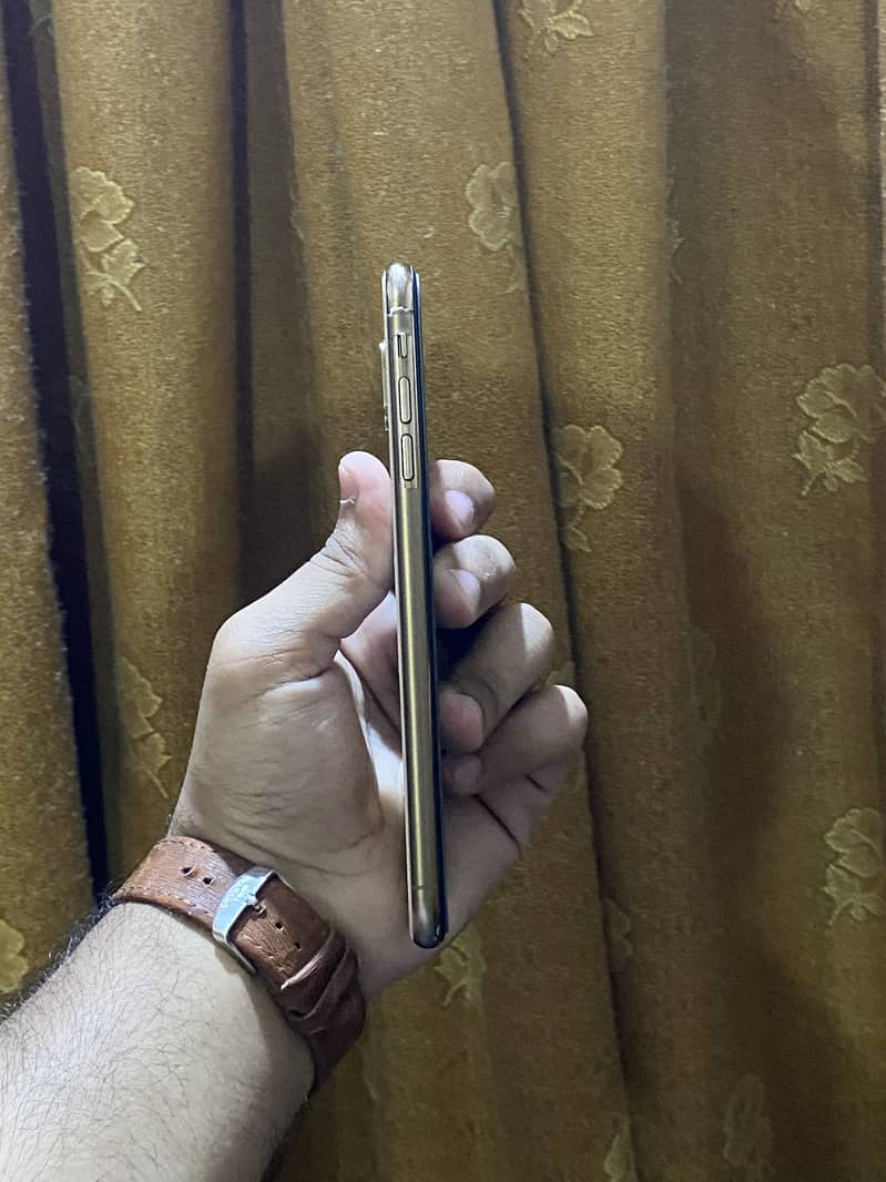 Apple iPhone XS Max 3