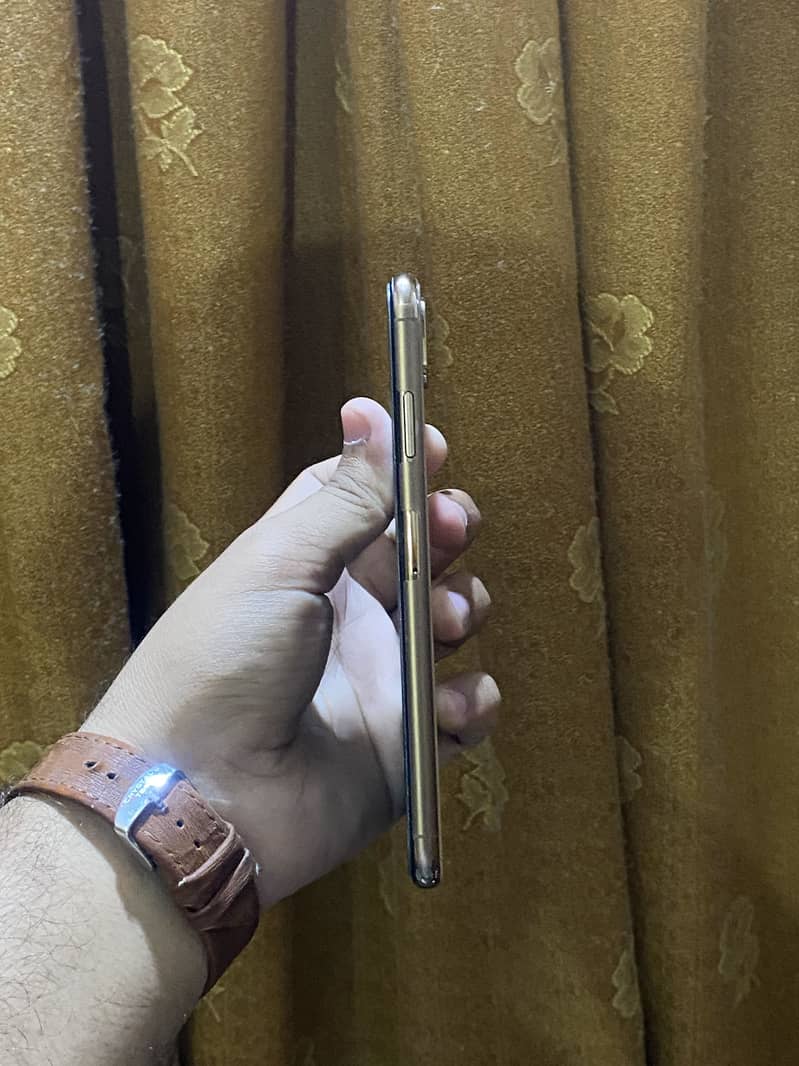 Apple iPhone XS Max 4