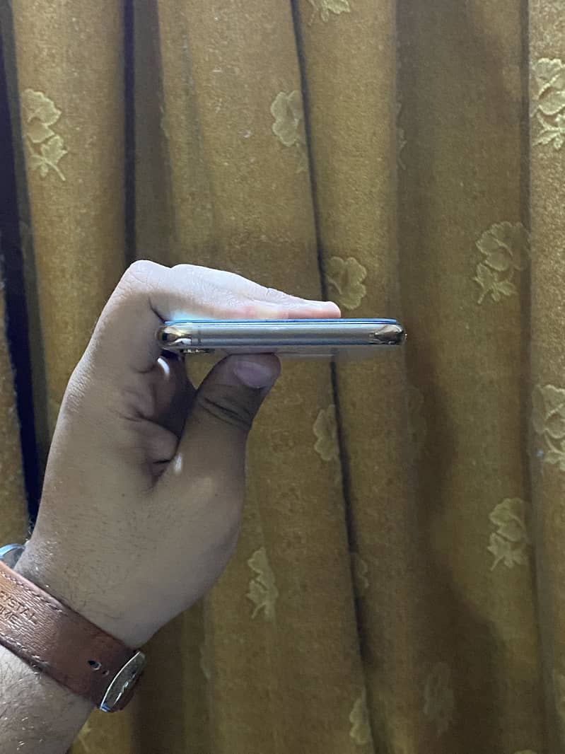 Apple iPhone XS Max 5