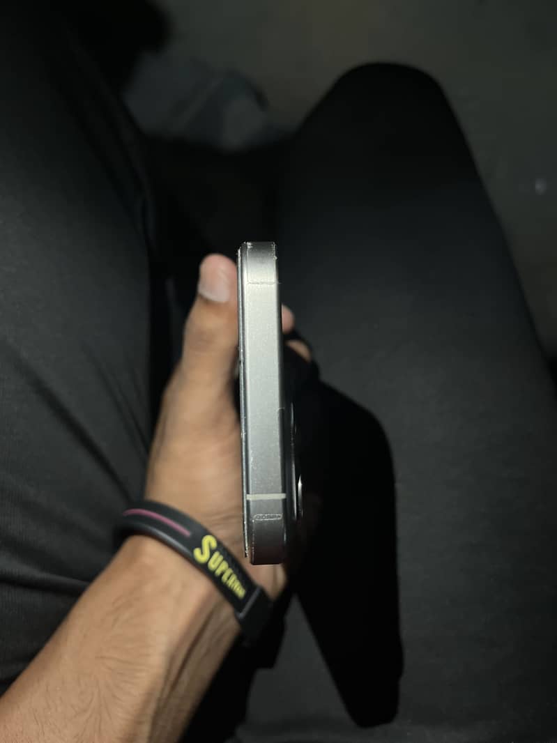 Apple iPhone 15 Pro 4