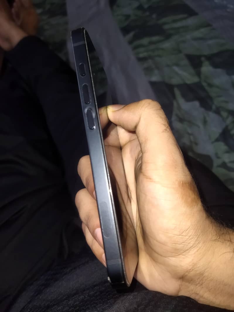 Apple iPhone 17e 4