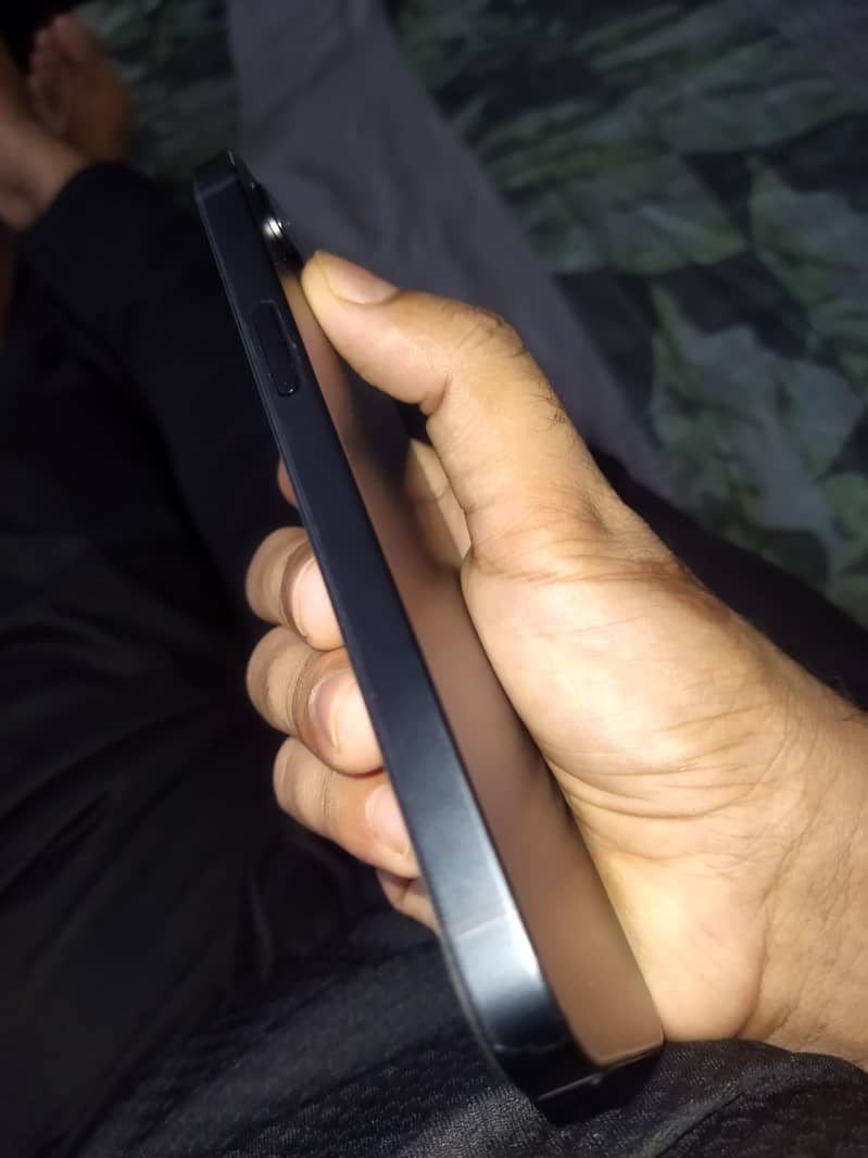 Apple iPhone 17e 5