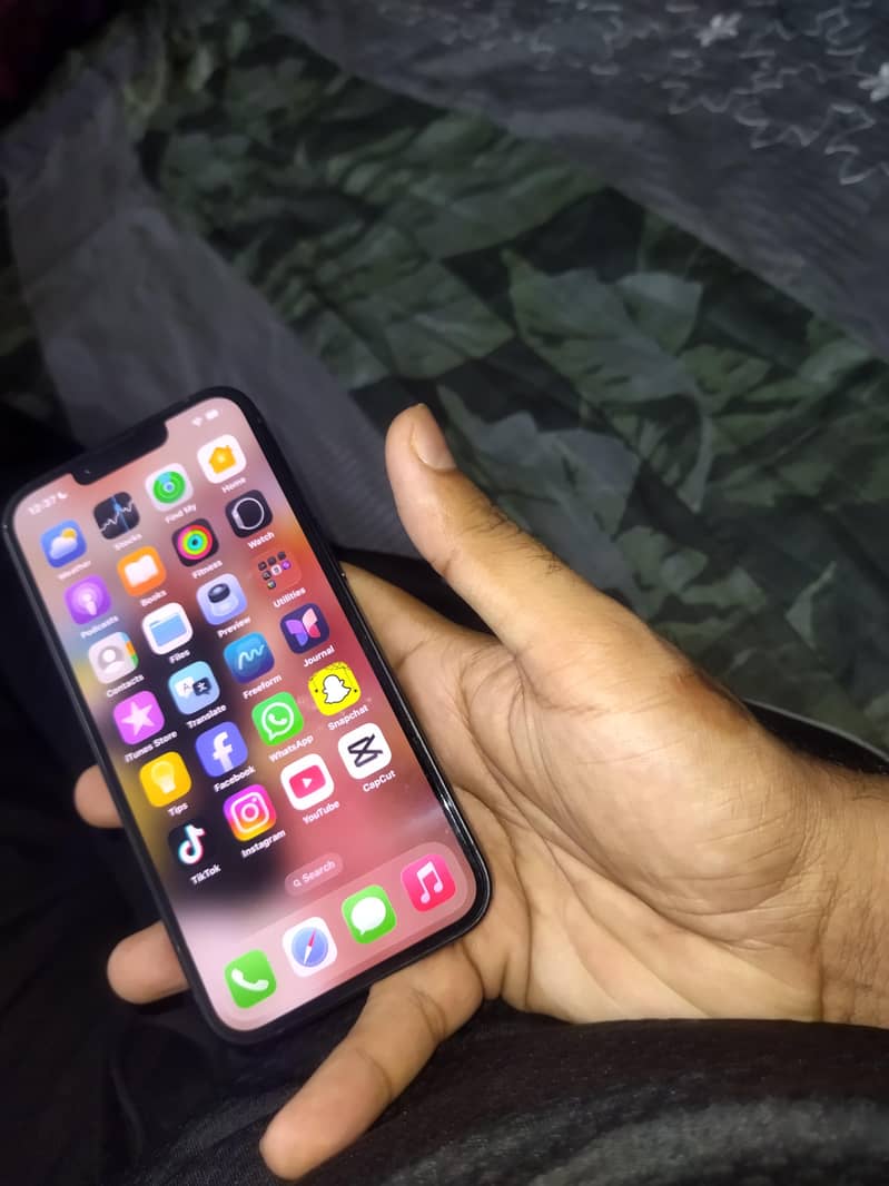 Apple iPhone 17e 6