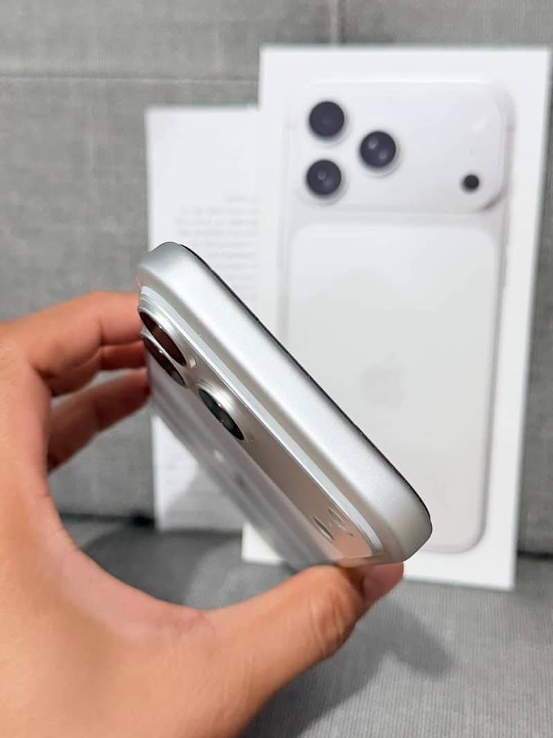 Apple iPhone 17 Pro Max 2