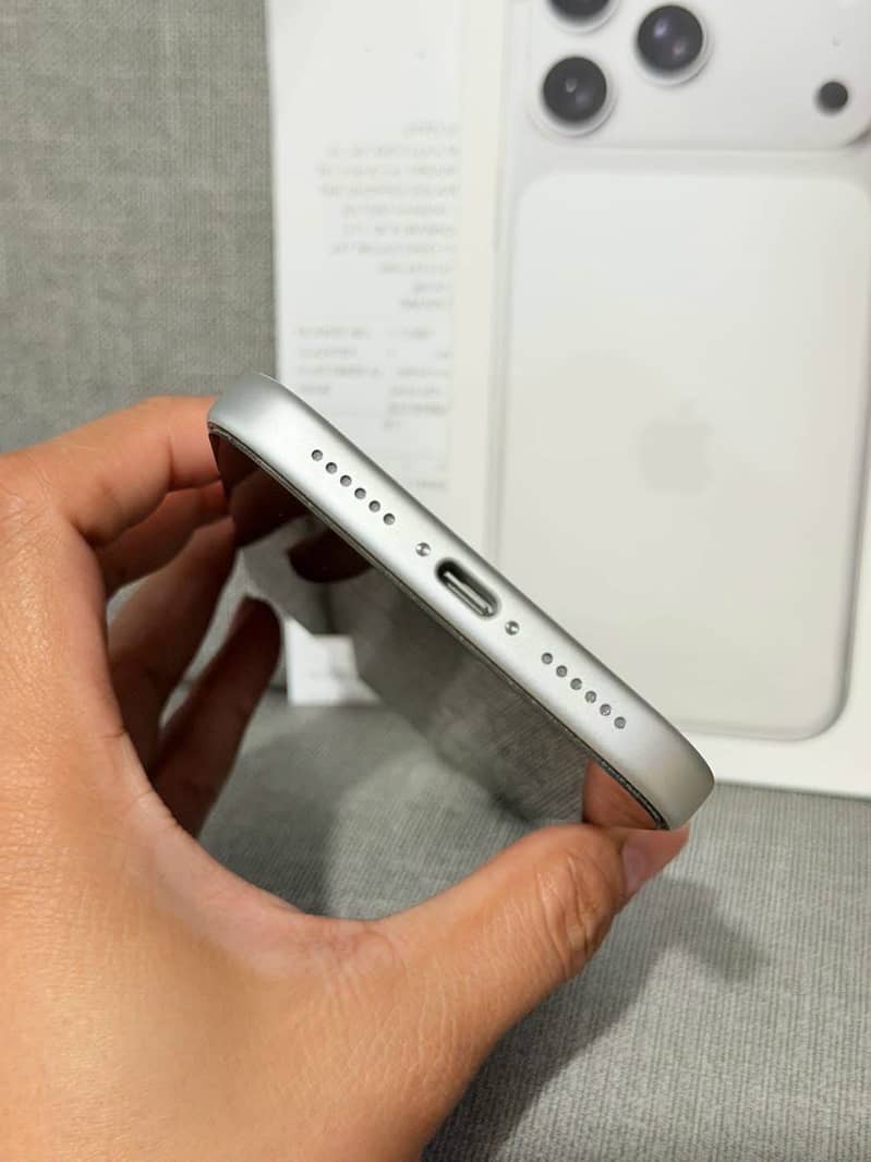 Apple iPhone 17 Pro Max 3
