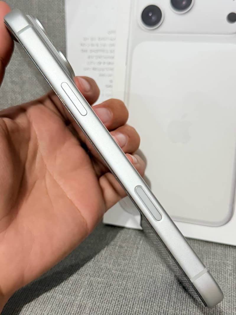 Apple iPhone 17 Pro Max 4