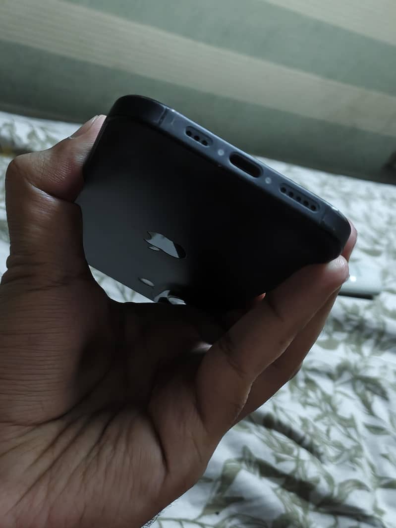 Apple iPhone 16 JV 1