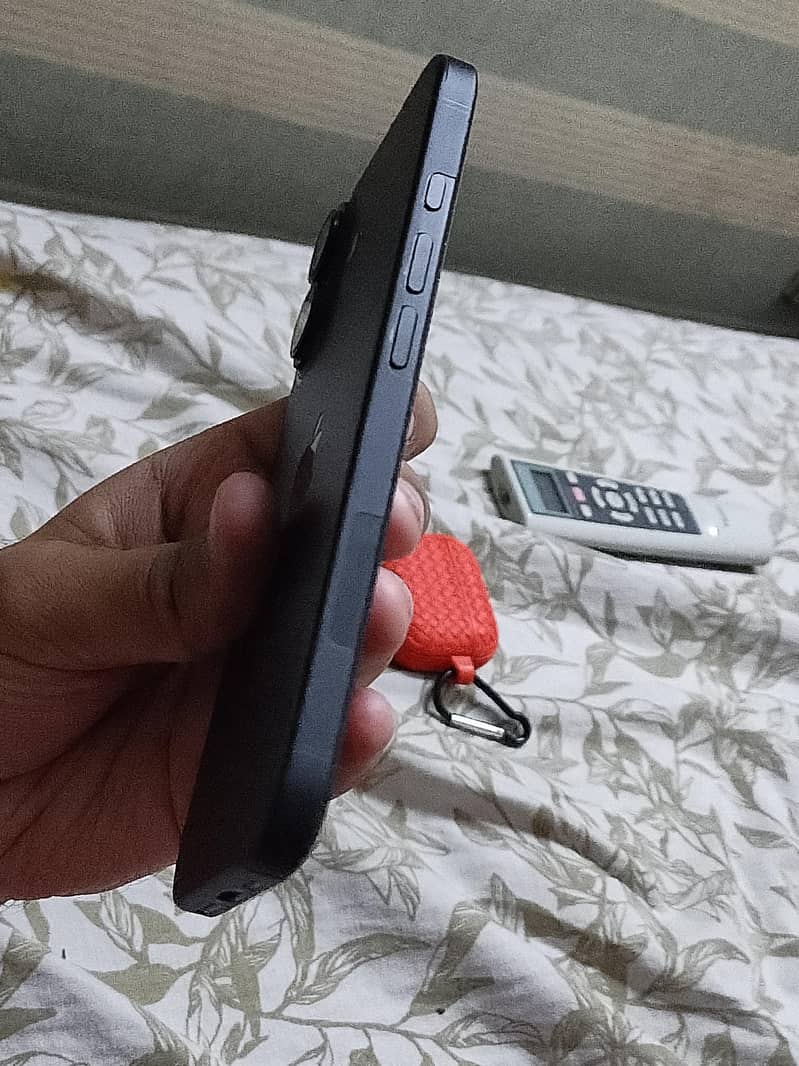 Apple iPhone 16 JV 3
