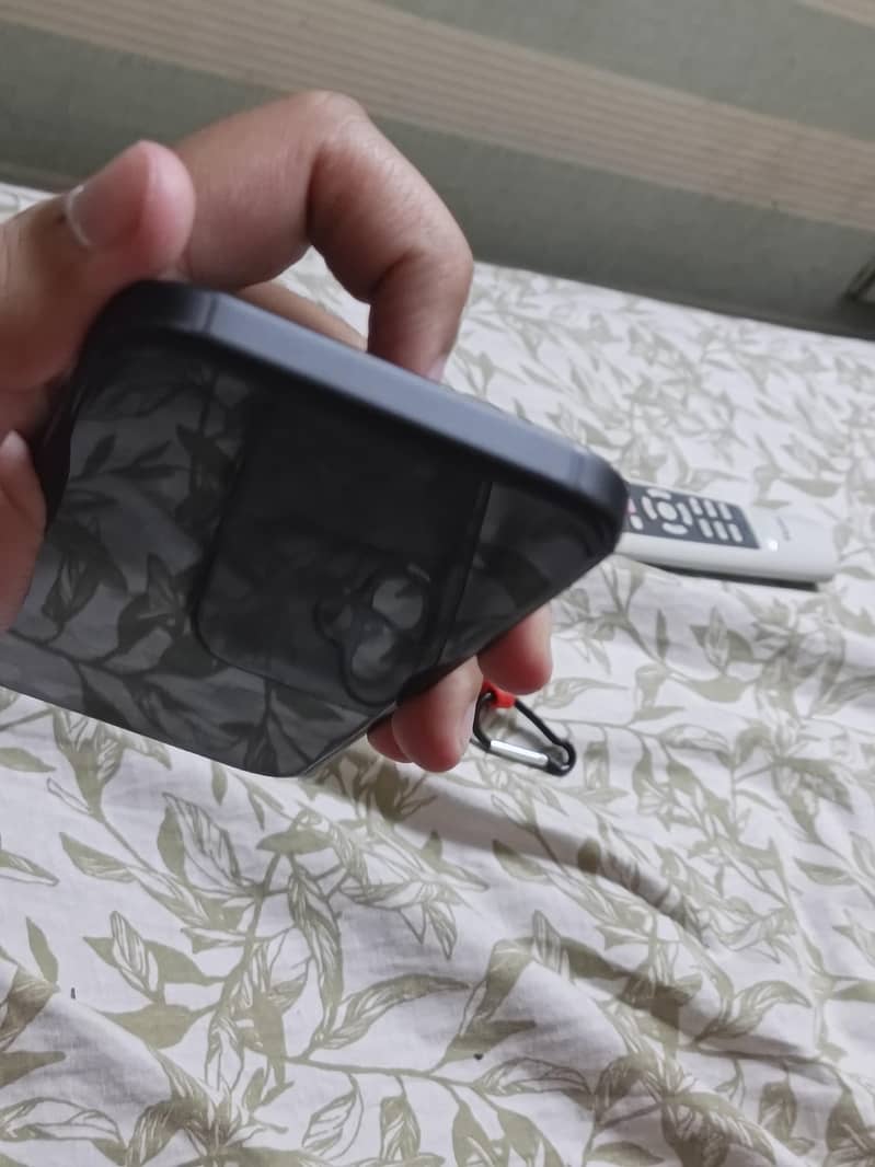 Apple iPhone 16 JV 4
