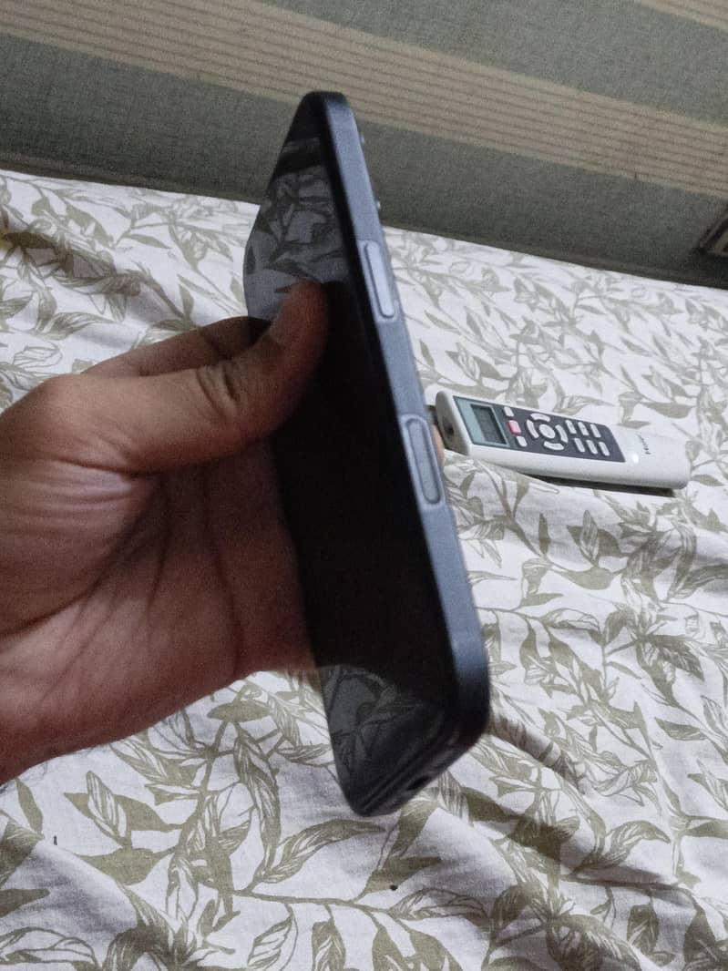 Apple iPhone 16 JV 5