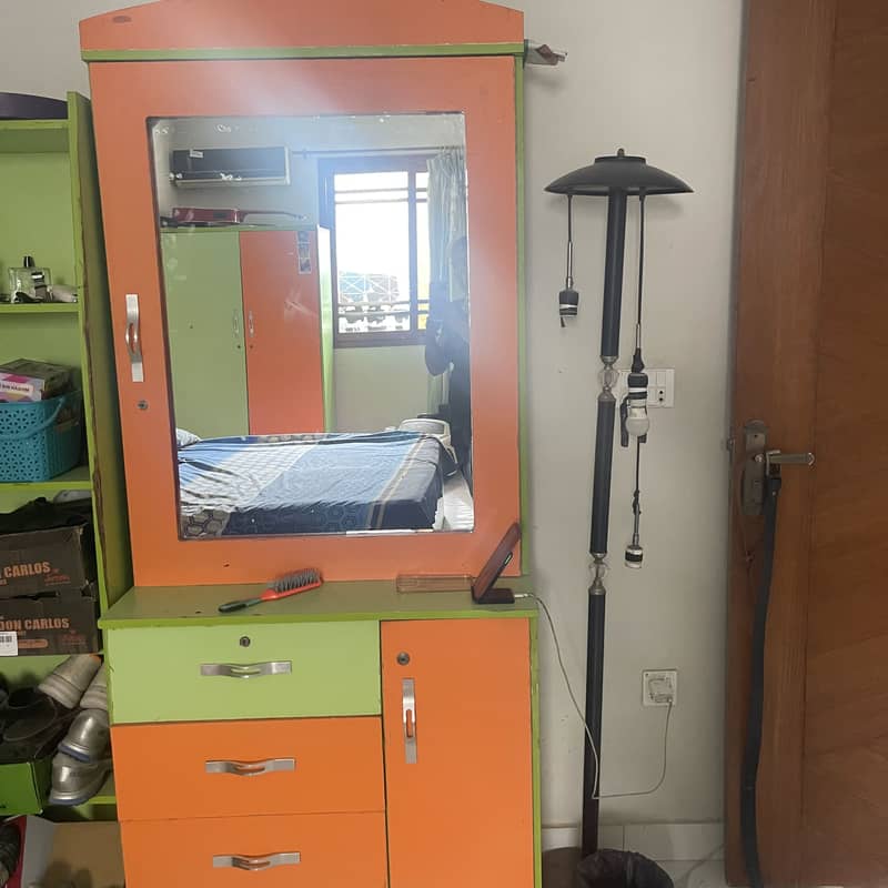 Dressing table spacious 0