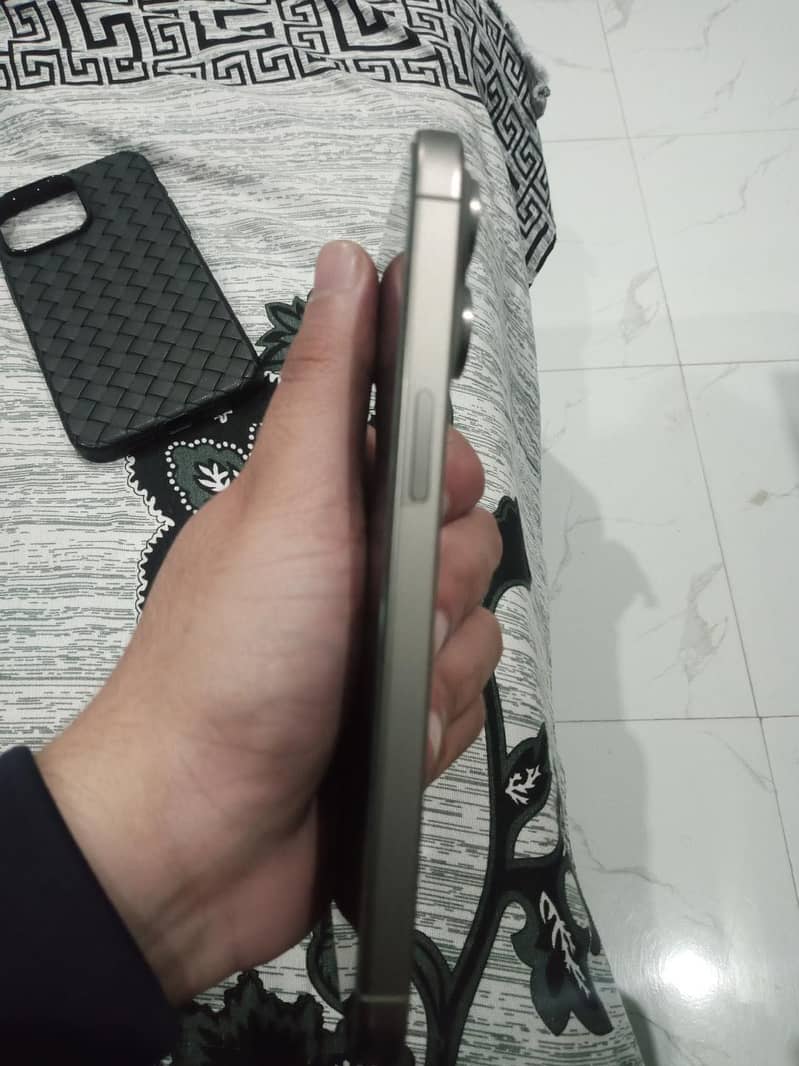 Apple iPhone 15 Pro Max 3
