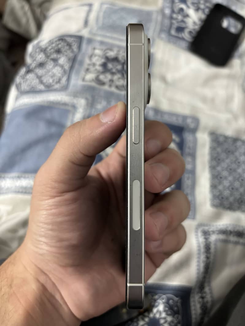 Apple iPhone 15 Pro 4