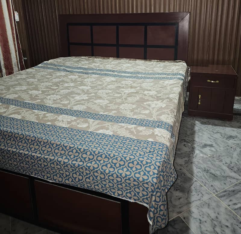 Bed with 2 side tables and dressing table 2