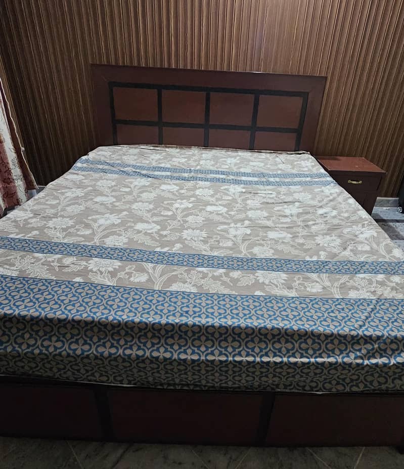 Bed with 2 side tables and dressing table 3