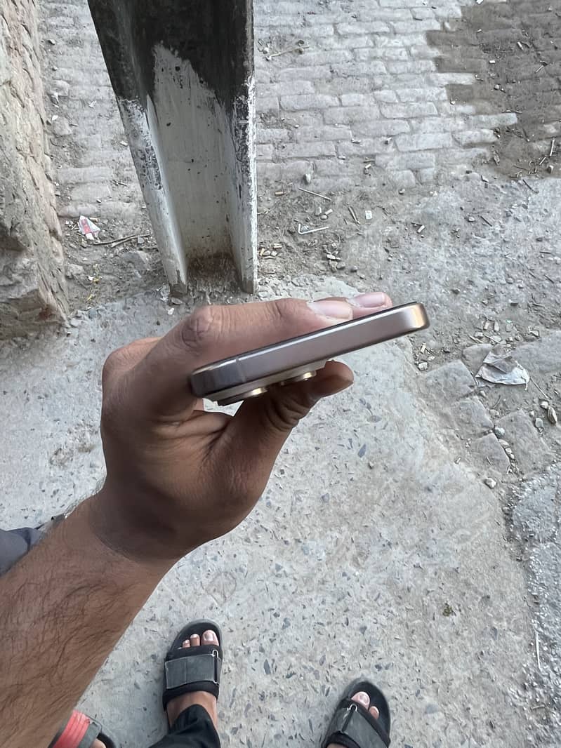 Apple iPhone 16 Pro Max 2