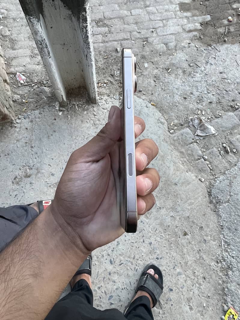 Apple iPhone 16 Pro Max 4