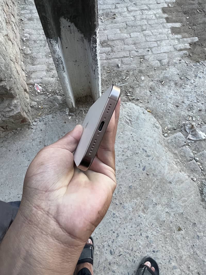Apple iPhone 16 Pro Max 6