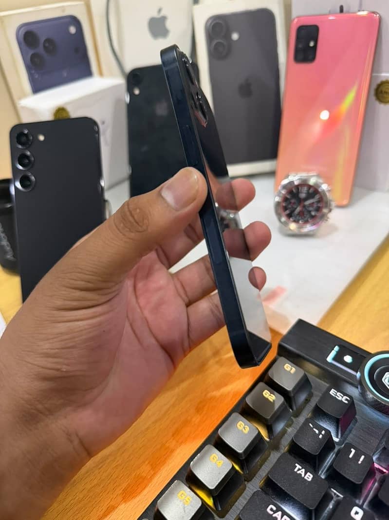 Apple iPhone 13 2