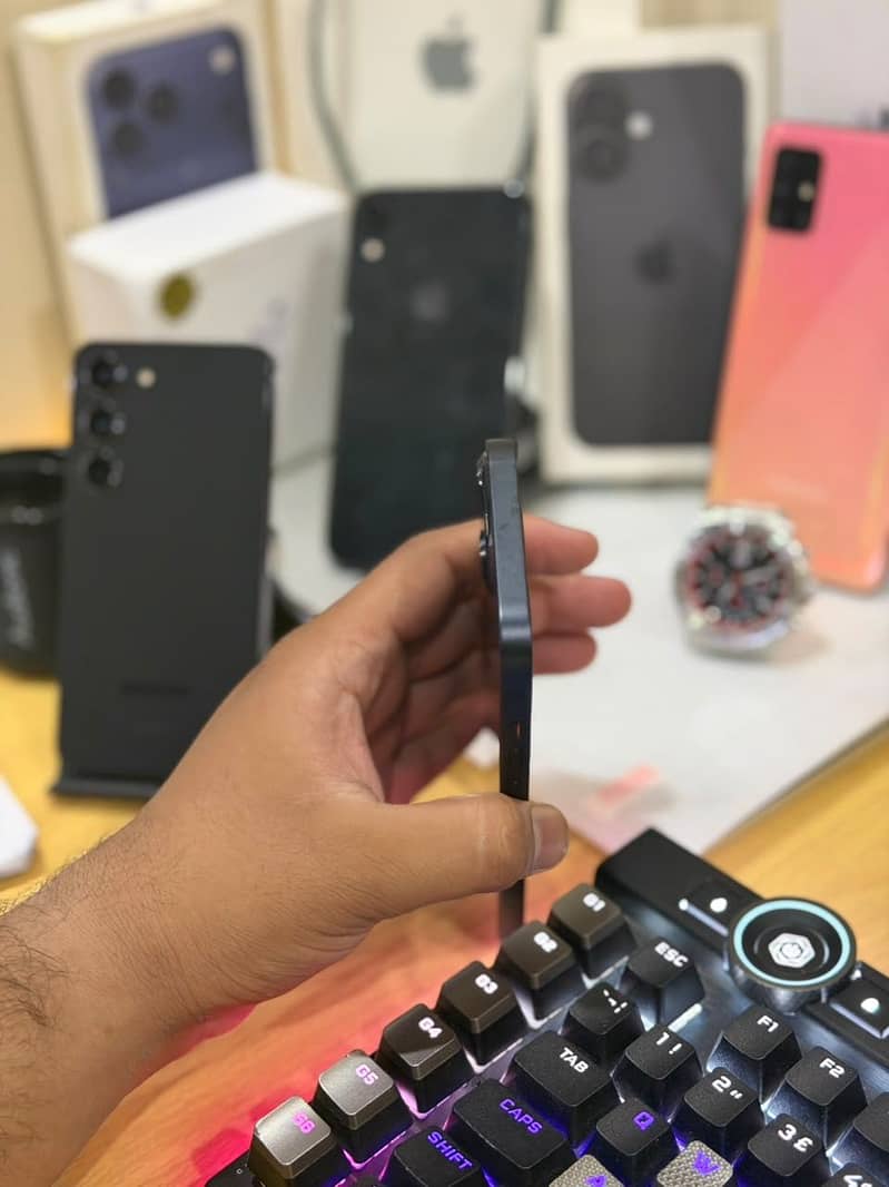 Apple iPhone 13 4