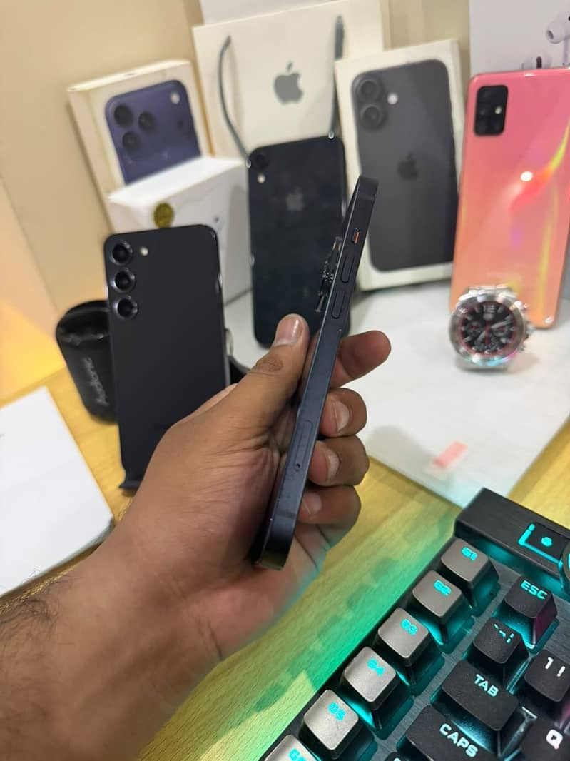 Apple iPhone 13 5