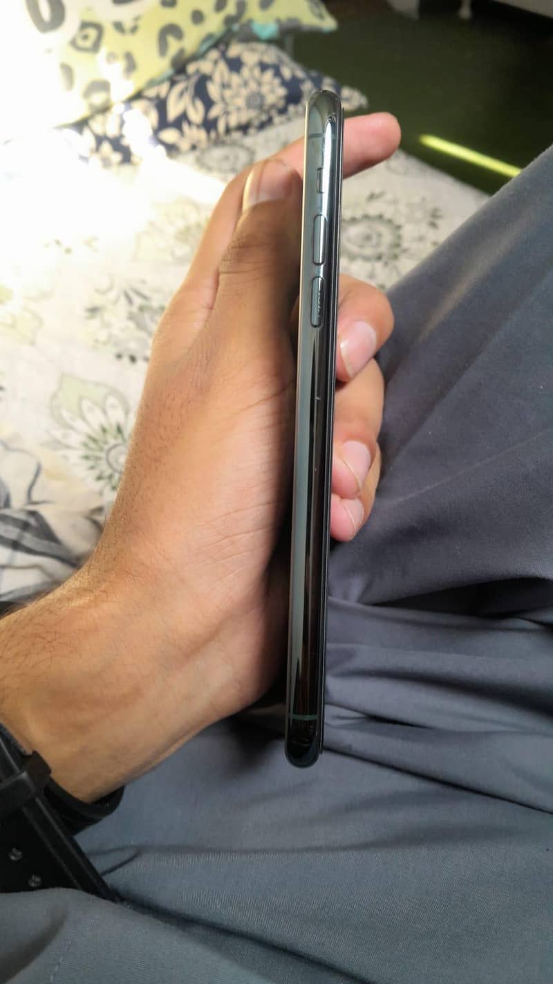 Apple iPhone 11 Pro Max 4