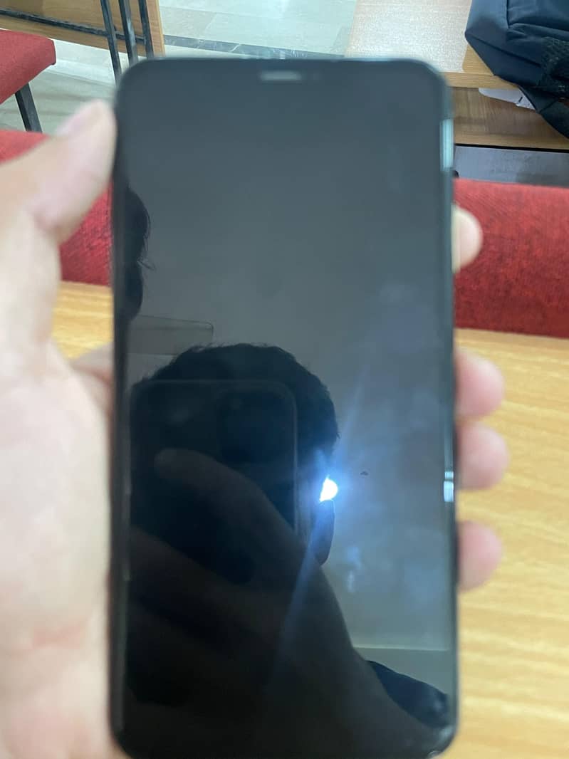 Apple iPhone XS Max 4