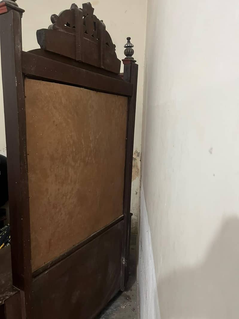 بیڈ +سایڈ ٹیبل+ڈرسینگ ٹیبل+شوکیس+استری سٹینڈ+ریل+ سوفا سیٹ گول ٹیبل 12