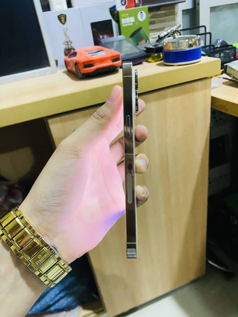 Apple iPhone 14 Pro Max 1