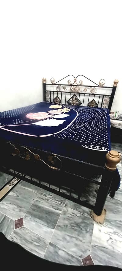 VERY GOOD CONDITION DOUBLE BED WITH MATTRRES FOR SALE