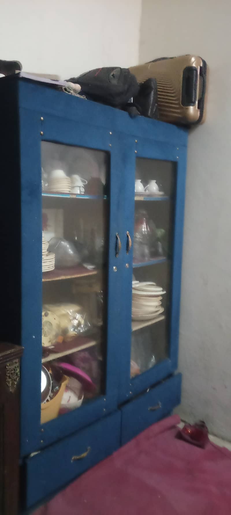مکمل سامان ہے سائیڈ ٹیبل صوفے  ڈریسنگ 4