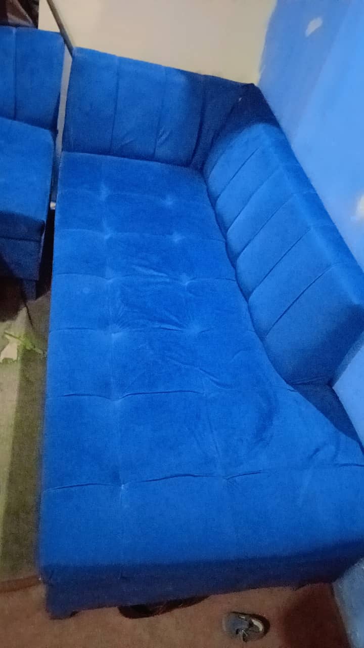 مکمل سامان ہے سائیڈ ٹیبل صوفے  ڈریسنگ 6
