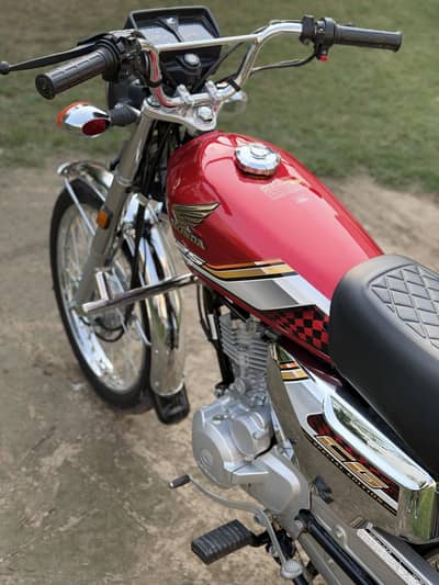 Gift and mai sell kr rha just 150cc leny kailiye