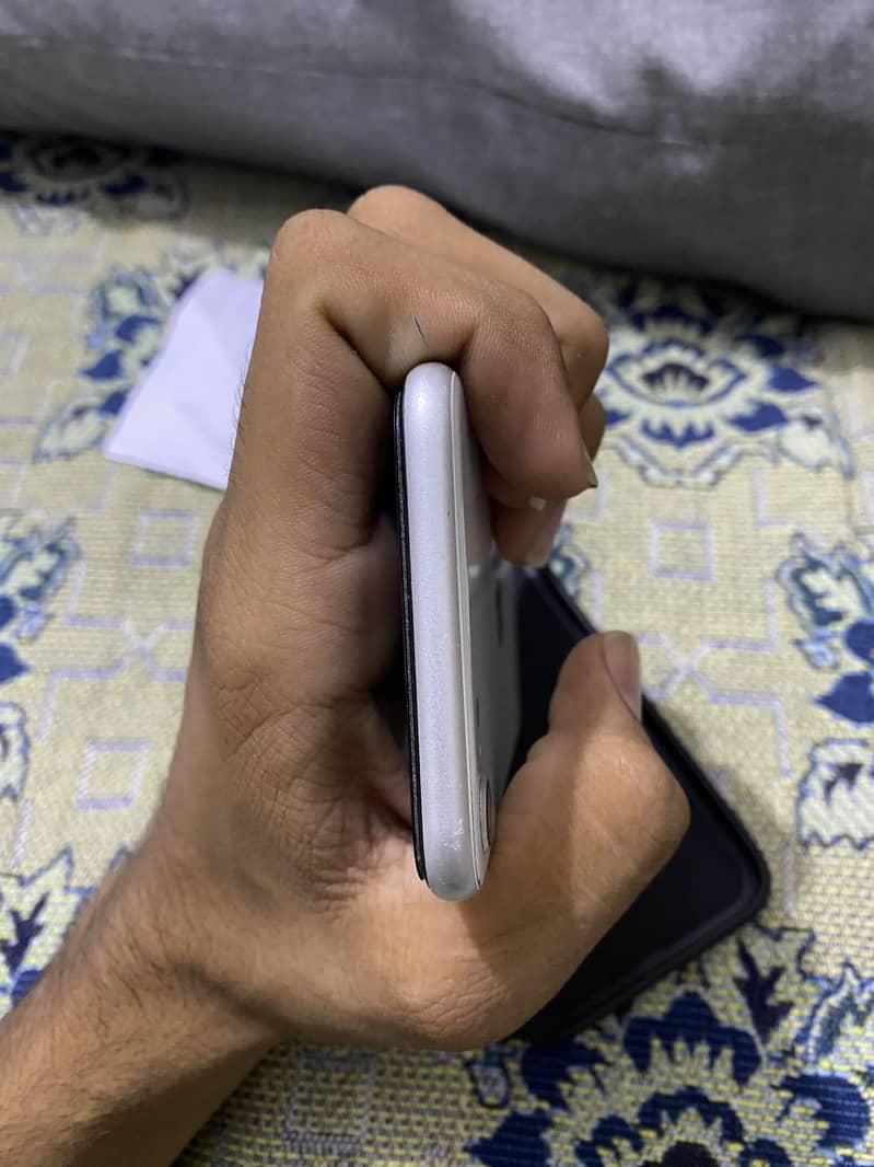 Apple iPhone SE 2nd generation 4