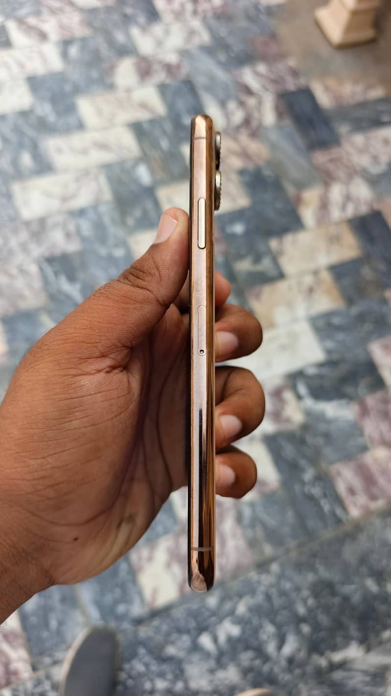 Apple iPhone 11 Pro Max 4