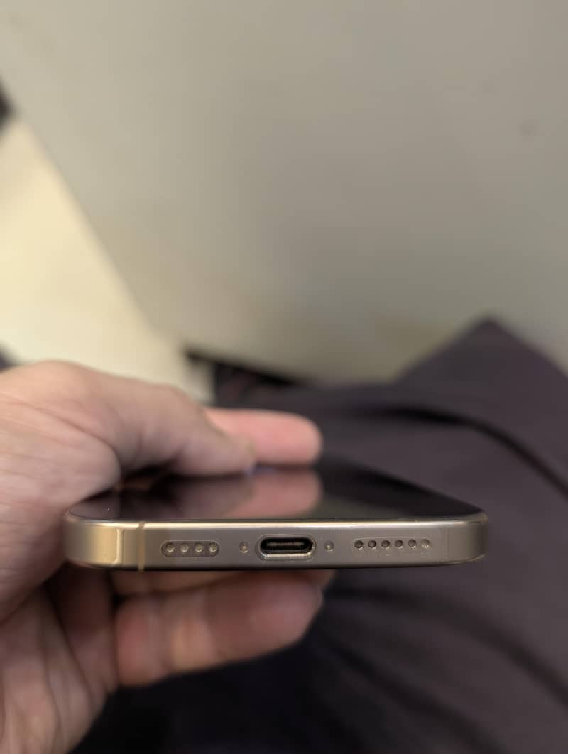 Apple iPhone 16 Pro Max 2