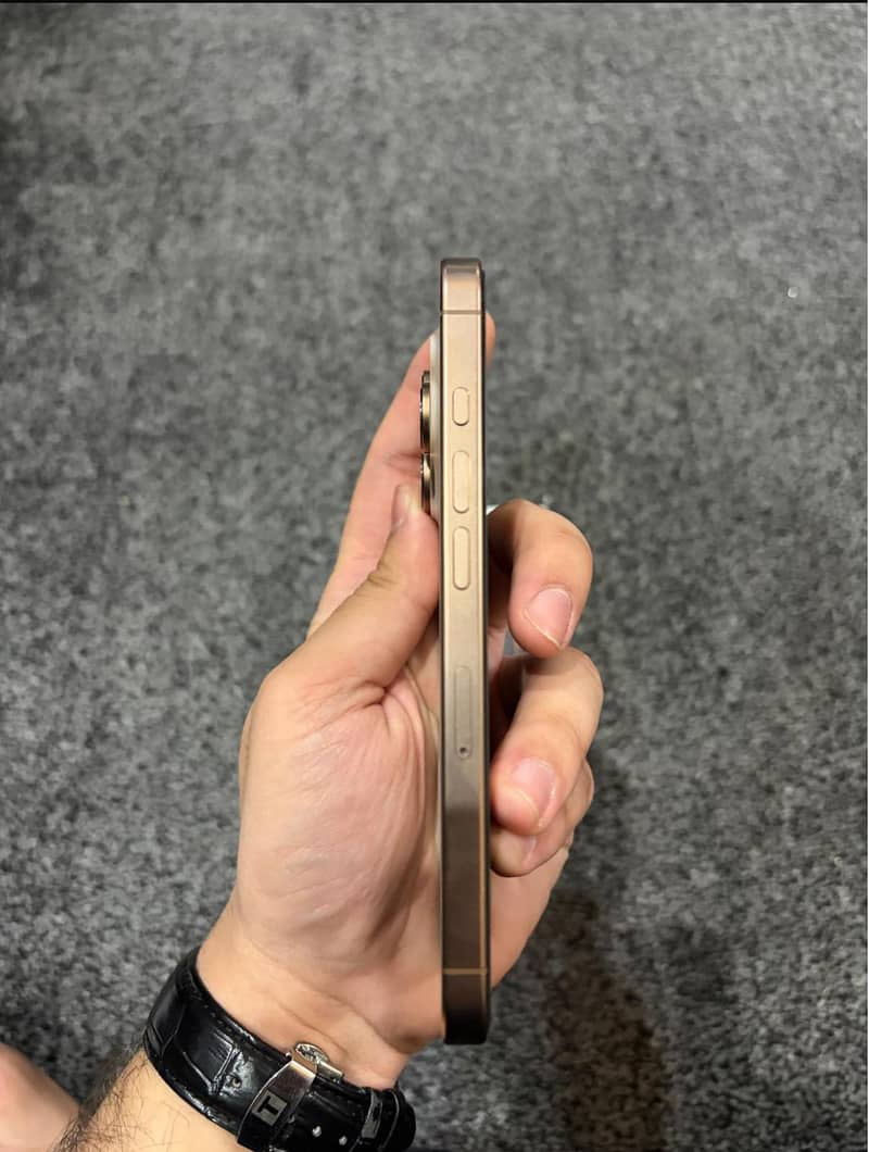 Apple iPhone 16 Pro 3