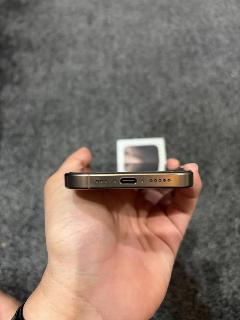 Apple iPhone 16 Pro 4