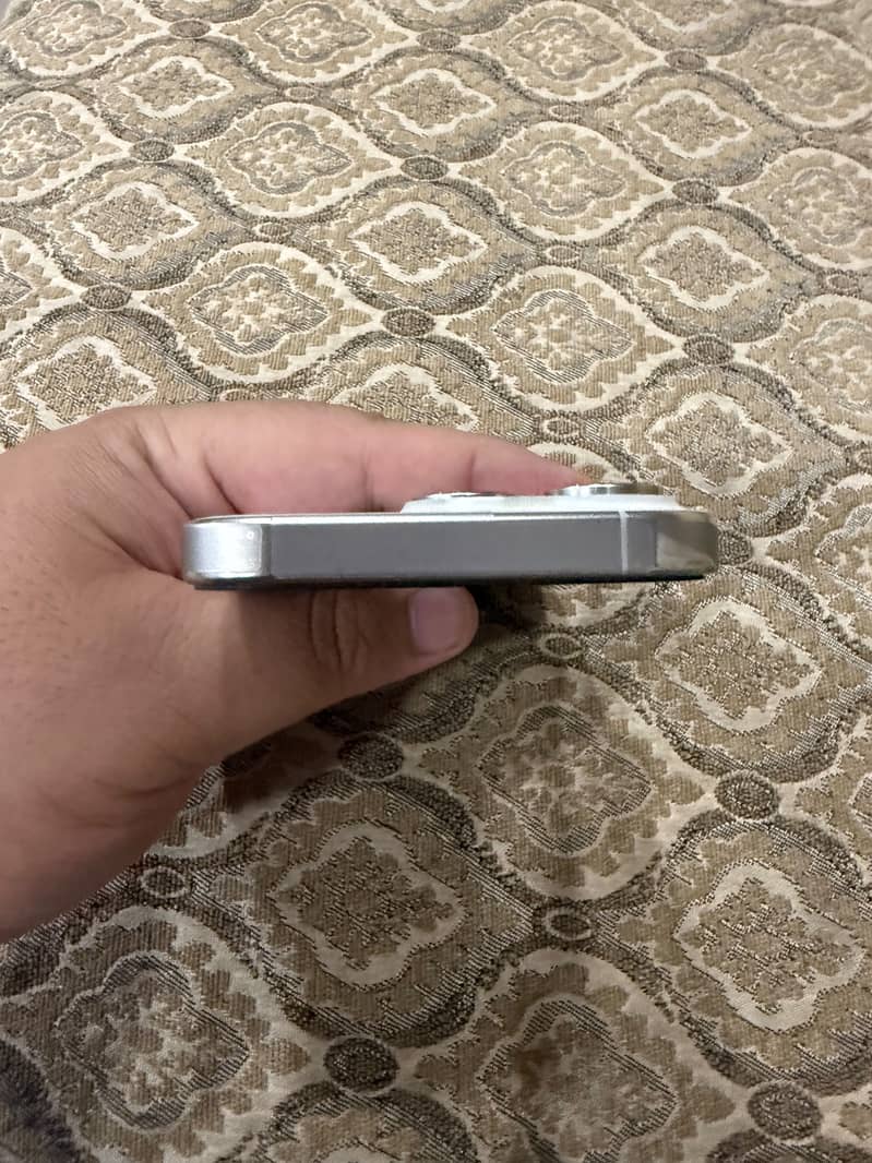 Apple iPhone 15 Pro 3