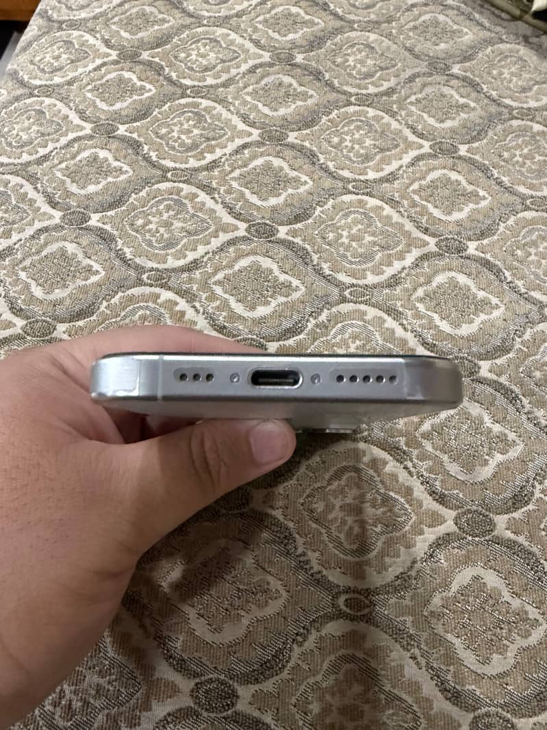 Apple iPhone 15 Pro 4