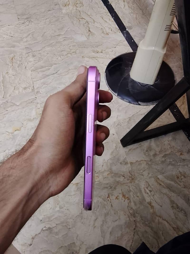 Apple iPhone 16 3