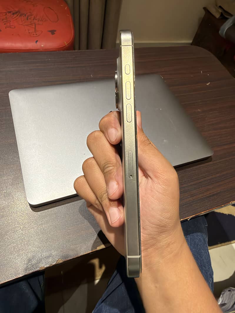 Apple iPhone 15 Pro Max 4