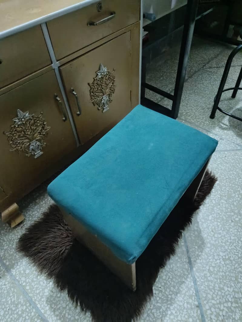 Dressing Table condition with 2 stools conditione 8/10 9