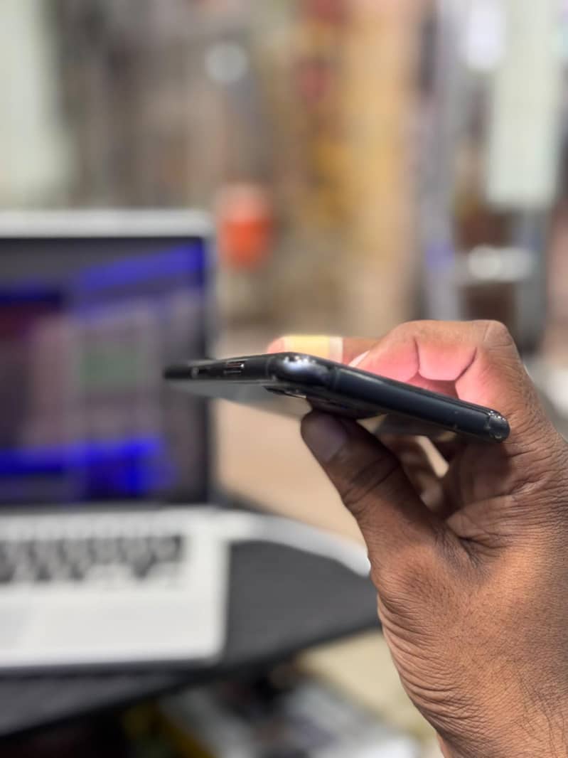 Apple iPhone 11 Pro 4