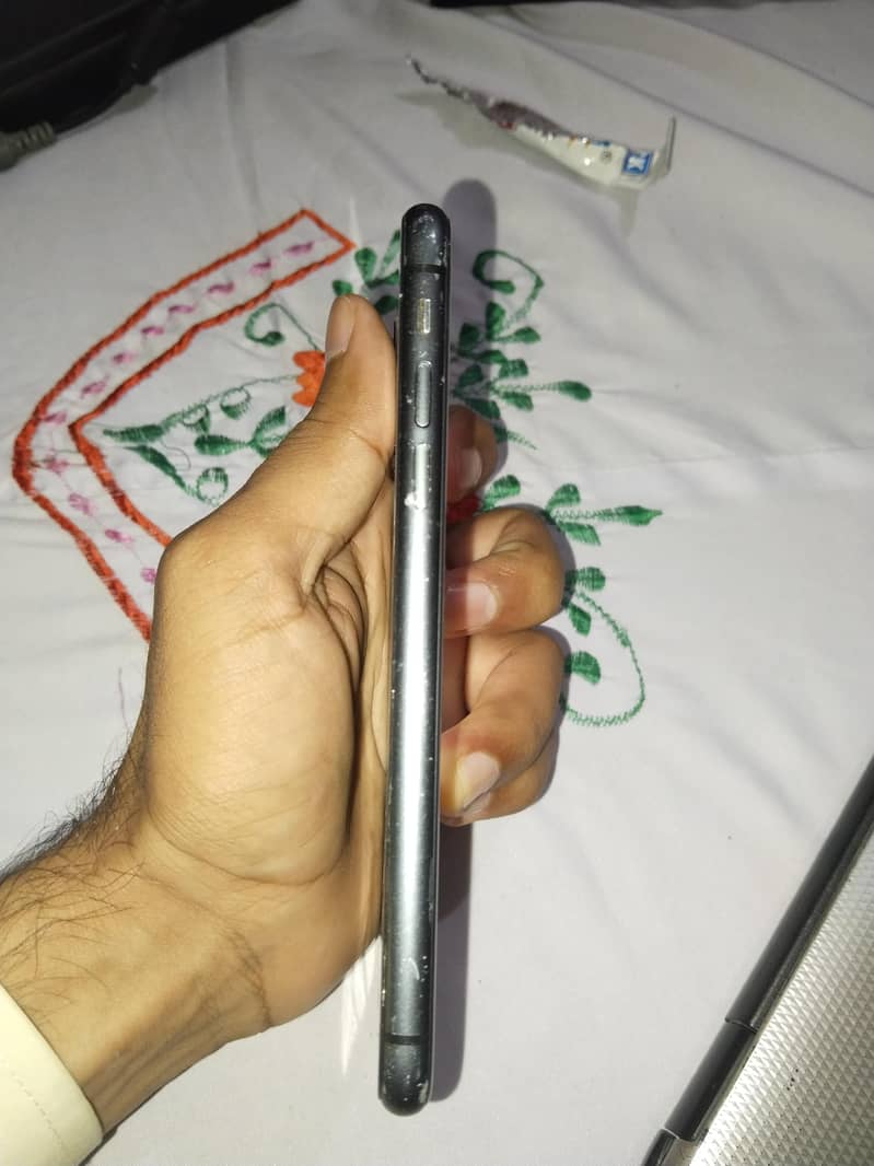 Apple iPhone 11 4