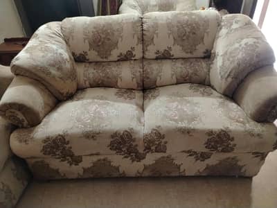 7 seater sofa hai acchi condition mein hai