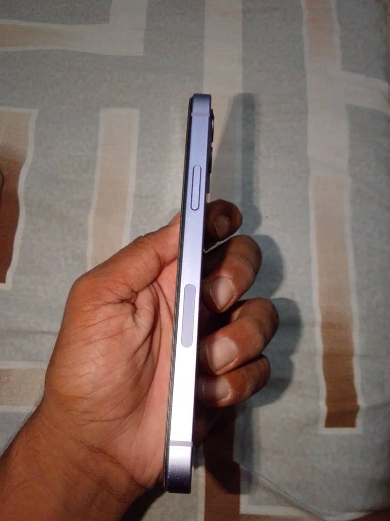 Apple iPhone 12 4