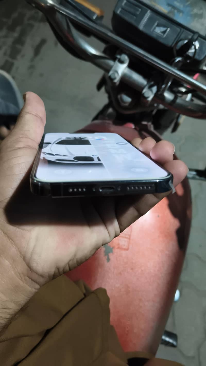 Apple iPhone 13 Pro Max 2
