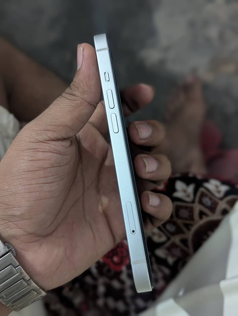 Apple iPhone 13 2